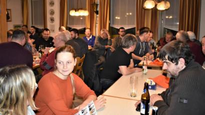 Bild: rgr
Die Stadtratskandidaten der Freien Wähler Grafenwöhr stellen sich bei einem Bürgergespräch den Gmündern vor.