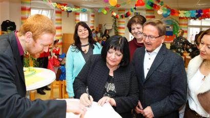 Bild: JOCHEN NEUMANN 
ERBENDORF
Von links: Vor den Augen von Pfarrer Christoph Zeh unterzeichneten Kindergartenleiterin Kamila Peskova, Bürgermeisterin Jaroslava Brozova Lampertova, Kindergartenleiterin Brunhilde Minnich und Bürgermeister Hans Donko die Partnerschaftsurkunde. Mit auf dem Bild Dolmetscherin Lenka Uschold (rechts).
