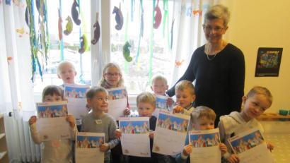 Bild: Kerstin Tapparelli
Die Mädchen und Buben im Johanniter-Kinderhaus bei Conrad Electronic SE absolvieren einen Erste-Hilfe-Kurs.