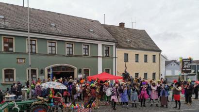 Bild: gz
Die beiden Faschingscombos "Schlutupers" und "Jesse-James" geben vor dem Rathaus ein Gemeinschaftskonzert.