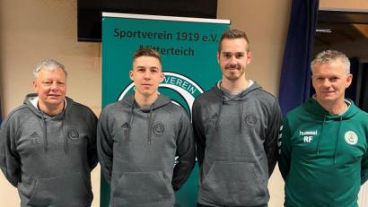 Bild: exb
SV-Vorsitzender Roland Eckert (links) und Sportlicher Leiter Rainer Fachtan (rechts) sind stolz, dass Kevin Grünauer (Zweiter von links) und Marco Kießling auch in der nächsten Spielzeit das Mitterteicher Trikot tragen werden.