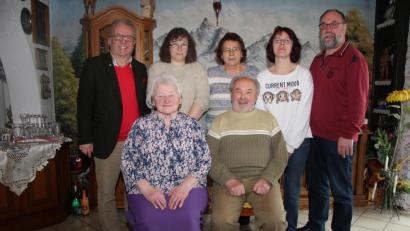 Bild: wro
Erika Meierl (vorne links) freute sich über die Glückwünsche zu ihrem 80. Geburtstag. Erster Gratulant war Ehemann Josef (vorne rechts). Den Glückwünschen schlossen sich Sohn Richard Meierl, Enkelin Anita Köppl, Schwiegertochter Petra Meierl, Tochter Inge Oroudji und Bürgermeister Toni Dutz (hinten von rechts) an.