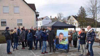 Bild: fz
Auftakt und Start der Dialogtour von Tobias Forster (links neben Plakat) war der Dorfplatz. Kerstin Kiener (links daneben) hatte hier schon Einiges aus Richtung Schule für den Bürgermeisterkandidaten.