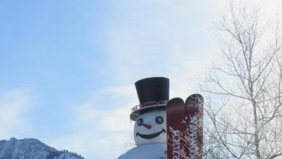 Bild: mr
Der Schneemann begrüßt die Gäste am Ortseingang von Oberstdorf.
