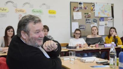 Bild: Gabi Schönberger
Harald Grill liest im Augustinus-Gymnasium.