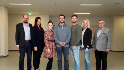 Bild: Stiftland-Gymnasium/exb
Eingerahmt vom Personalratsvorsitzenden Tobias Lang und Schulleiter Albert Bauer sind dies von links nach rechts: Die Studienreferendarinnen Madlena Aigner (Deutsch, Geschichte, Sozialkunde) und Laura Krämer (Biologie, Chemie), die Studienreferendare Jan Tisowsky (katholische Religion, Sport) und Berthold Poschenrieder (Deutsch, Sport) sowie Studienrätin Rebecca Bayer (Mathematik, Wirtschaft/Recht).