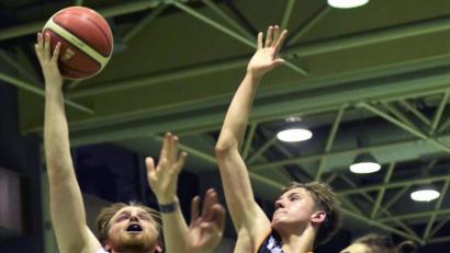 Bild: btg
Sebastian Fritsch (links) steuert bei der Niederlage in Jena 14 Punkte für die Neustädter Basketballer bei.