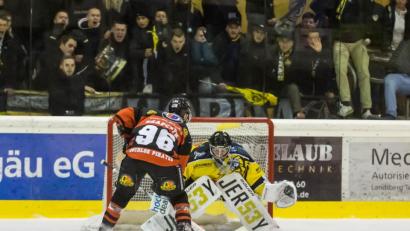 Bild: Michael Lindemann
Ambergs Torwart Carsten Metz (rechts) behielt bei einem Penalty des Buchloer Topscorers Alexander Krafczyk (links) die Nerven und lenkte den Schuss an den Pfosten.