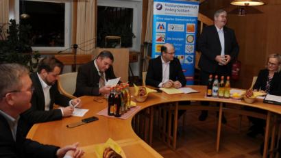 Bild: gf
Keinen leichten Stand hatte der bayerische Finanzminister Albert Füracker bei der Kreishandwerkerschaft, sparten die Innungsobermeister und ihre Mitarbeiter nicht Mit Kritik an zahlreicher überzogener Bürokratie, mit der mittelständischen Handwerksbetrieben das Leben nicht leicht gemacht wird. Unser Bild zeigt (von links) Oberbürgermeister Michael Cerny, Moderator Matthias Schöberl, Kreishandwerksmeister Hans Weber, Finanz- und Heimatminister Albert Füracker, Manfred Rauscher, Innungsobermeister der Metallhandwerker und Vorsitzender der Eisberg-CSU und die CSU-Kreisvorsitzende Michaela Frauendorfer.