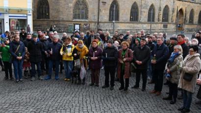 Bild: gfr
Seite an Seite im stillen Kampf gegen Hass, Hetze und Terror. Bei der Mahnwache auf dem Marktplatz bleibt die Parteizugehörigkeit außen vor.