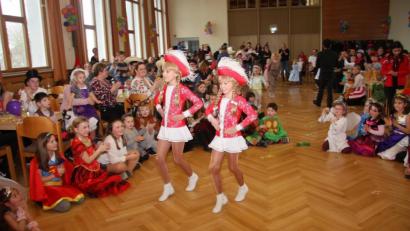 Bild: wro
Sophia Bächer und Anna Zwerenz tanzen in Marktredwitz bei der rot-weißen Narhalla-Faschingsgarde. Diesmal nur zu zweit, zeigten sie im Jugendheim ihr Können.