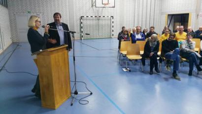 Bild: wku
Konrektorin Silke Karl bedankte sich bei Polizeihauptkommissar Joachim Iwanek für seinen Vortrag über Cybercrime.