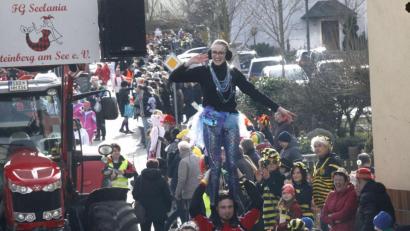 Bild: Hirsch
Die Seelania-Seejungfrau überraschte die Zuschauer mit akrobatischen Einlagen. Über 6000 Besucher säumten die Steinberger Dorfstraßen.