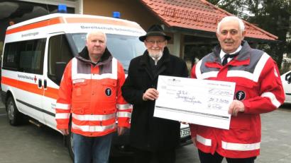 Bild: Hirsch
Pfarrer Richard Salzl (Mitte) überreichte einen Scheck über 1000 Euro an BRK-Bereitschaftsleiter Johann Dirrigl (rechts) und den technischen Leiter Emil Mattausch (links).