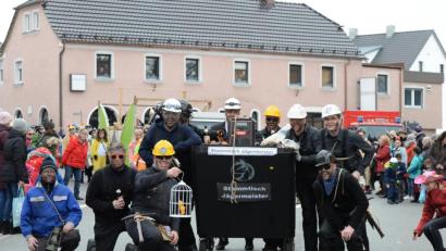 Bild: Andreas Brückmann
Nicht wie die letzten Jahre am Sonntag, sondern am Samstag zog sich in diesem Jahr der Faschingszug durch Schnaittenbach, vorbei an Hunderten Besuchern.