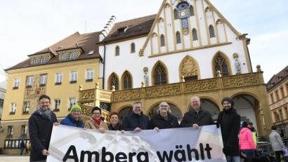 Bild: Petra Hartl
Zwischen Rathausstraße und Krambrücke waren am Samstag alle Parteien und Gruppierungen mit Infoständen vertreten. Doch die blieben für einen gemeinsamen Wahlaufruf kurz außen vor. Von links: Martin Frey, Hans-Jürgen Bumes, Birgit Fruth, Emilie Leithäuser, Michael Cerny, Werner Konheiser, Klaus Mrasek und Manuel Werthner.