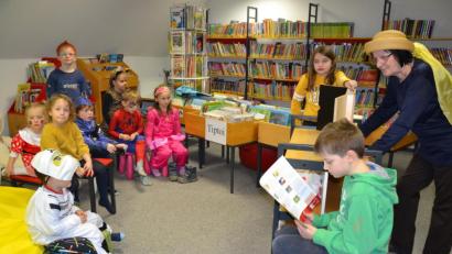 Bild: gi
Aufmerksam lauschen die Kinder der Geschichte von den Bremer Stadtmusikanten, die sie auf dem Kamishibai-Theater mit verfolgen .