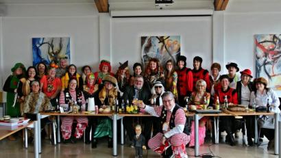 Bild: bph
Nach gelungener Machtübernahme sang und schunkelte das „Weibervolk“ ausgelassen mit Frauenbundpräses Pfarrer Hannes Lorenz (vorne knieend) und Bürgermeister Armin Schärtl (Bildmitte).