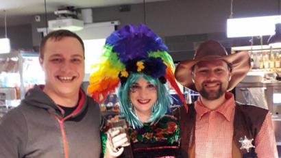 Bild: u
Eine freudige Überraschung gab es für die Mitglieder des Hirschauer Musikzugs und seine beiden Vorsitzenden Maximilian Stein (links) und Thomas Stark (rechts) bei ihrer Ankunft in Düsseldorf. Dort erwartete sie die Musiklehrerin Emely Fanigan (Mitte) aus Perth in Australien. Im Juli 2018 war sie beim Internationalen Jugendmusikfestival zu Gast in Hirschau. Derzeit unterrichtet sie an einer internationalen Schule in Leipzig. Als sie von der Teilnahme der Hirschauer am Rosenmontagszug erfuhr, entschloss sie sich spontan zu ihrem Überraschungsbesuch.