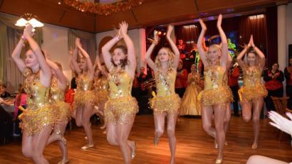 Bild: bö
"Golden Summer" war in diesem Jahr das Motto des Faschingskomitees in Schmidmühlen gewesen. Und diesen goldenen Sommertagen konnte man noch einmal beim Wildererball im Altenbuchnersaal frönen, auch wenn draußen das Sturmtief Xanthippe um die Häuser zog.