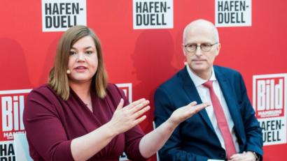 Bild: Daniel Bockwoldt/dpa
Klarer Duell-Gewinner: Der zurückhaltende Bremer HSV-Fan, Hamburgs erster Bürgermeister Peter Tschentscher (SPD, rechts), punktet gegen die jugendhafte Katharina Fegebank (Bündis90/ Die Grünen), Hamburgs zweite Bürgermeisterin mit hanseatischem Understatement. Die beiden Politiker haben sich beim «Hafen-Duell» der «Bild»-Zeitung den Fragen der Leser gestellt.