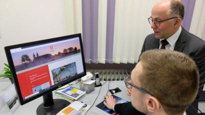 Bild: do
Die neugestaltete Website der Gemeinde Speinshart ist online. Bürgermeister Albert Nickl und VG-Mitarbeiter Christofer Neukam überprüfen die jüngsten Eintragungen.