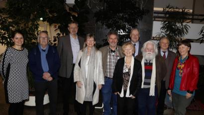 Bild: mfh
Christel Gollner (Fünfte von rechts) gründete den Verein „Oberfränkische Malertage“, bei dem auch Hans Wuttig (Dritter von rechts) mit dabei ist.