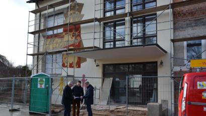 Bild: gi
Baudirektor Georg Braunreuther (links), Bürgermeister Hermann Ach (rechts) und Ingenieur Patrick Eger freuen sich über den schnellen Baufortschritt.