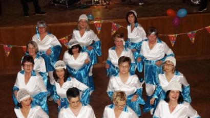 Bild: weu
Optisch und stylisch ein Höhepunkt war der Line Dance-Auftritt von 15 rhythmischen Damen im ABBA-Look.