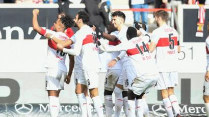 Bild: Tom Weller/dpa
VfB-Edeltechniker Daniel Didavi (links) bejubelt seinen Kunstschuss zum 1:0 gegen Jahn Regensburg.