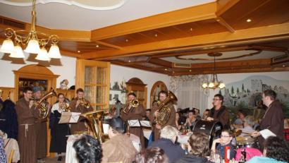 Bild: mmj
In Ordenstracht waren die Musikanten der Pfatterer Omasch in Weiding unterwegs und brachten allerhand Neuigkeiten unter die Gäste in den Wirtshäusern.