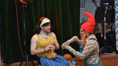 Bild: dob
Mit Geschenken wollen die Zwerge das "Schneeflittchen" (Mathias Kraus) für sich gewinnen. "Schöne, gib mir schnell einen Kuss, weil ich dann wieder fischen muss", forderte er.