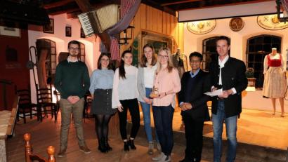 Bild: bsc
Stellvertretend für alle Teilnehmer an der 72-Stunden-Aktion überreichten (von rechts) Pfarrgemeinderatssprecher Carsten Klöble und Pfarrer Joseph an Anna Wildenauer, Antonia Klöble, Lisa-Maria Schmidt, Anna-Maria Härtl und Maximilian Heindl den Bambi in Miniform sowie ein Geldgeschenk.