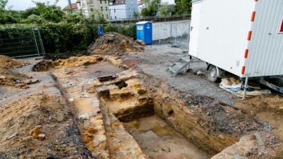 Bild: Hösamer
Bei Ausgrabungen neben dem Spitalparkplatz wurden 2019 Reste der Stadtmauer gefunden. Die Untersuchungen werden heuer fortgesetzt und abgeschlossen, dann kann das Landesjugendamt bauen.