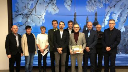 Bild: exb
Beim Treffen dabei waren (von links) Zweiter Bürgermeister Karlheinz Hoyer, Beatrix Rustler, Leiterin Kultur und Tourismus, Marcela Brabačová, Chebs Bürgermeister Miroslav Plevný, místostarosta Oberbürgermeister Antonín Jalovec, starosta Stadtbaumeister Hubert Siller, Bürgermeister Bernd Sommer, Chebs Zweiter Bürgermeister Jiří Černý místostarosta sowie die Geschäftsführer Karl-Hans Hofmann und Václav Sýkora.