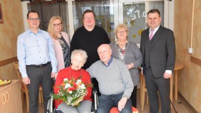 Bild: fz
Bürgermeister Karlheinz Budnik (stehend von rechts), Angela Erfurt, Pfarrer Hubert Bartel, Tochter Martina und Ralf Selch gratulierenden Margareta und Gerhard Langner zur Diamantenen Hochzeit