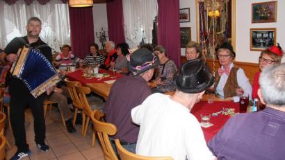 Bild: wro
Immer wieder mischte sich Manuel Rahm unter sein Publikum. Der junge Musiker aus dem Stiftland sorgte für gute Laune.