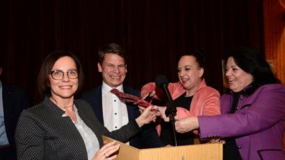 Bild: bey
"Schnipp-Schnapp" und die Krawatte ist ab - Stadträtin Stefanie Sperrer macht mit der Schere den letzten Schnitt. Die Stadtratskandidatinnen Ilona Forster (links) und Eva Nitsche (rechts) haben sichtbar ihre Freude an dem kurzen Spektakel.