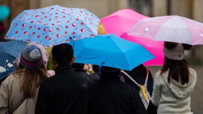 Bild: Robert Michael/dpa
Wer sich am Sonntag draußen aufhält, sollte einen Regenschirm dabei haben.