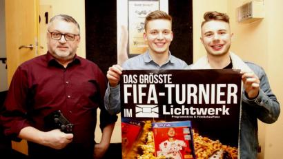 Bild: Hirsch
Frederik Hohrath, Jonas Kroneder und Lukas Kosz (von links) planen bereits das nächste Fifa-Turnier im Open-Air-Kino im Stadtpark.