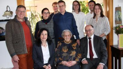 Bild: prh
Zum 100. Geburtstag gratulierten Franziska Hausner (sitzend Mitte) nicht nur die Familie von Sohn Gerhard (dahinter stehend), sondern auch Stellvertretender Landrat Albert Nickl (sitzend rechts) sowie Bürgermeisterin Tanja Schiffmann (sitzend rechts) und ihr Stellvertreter Georg Burkhard.
