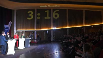 Bild: Petra Hartl
Podiumsdiskussion der Oberbürgermeister-Kandidaten in Amberg: Rund 200 Gäste verfolgten das Rede-Duell im Ring-Theater.