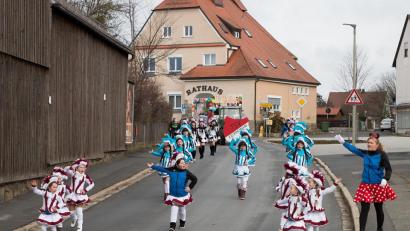 Bild: nza
Die Krummennaaber Garden veranstalten zum ersten Mal einen Faschingsumzug durch das Dorf. rechts im Bild: Tanja Totzauer.