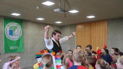 Bild: exb
Zauberer Marco Knott aus Bärnau begeistert die Kinder mit seiner Show.