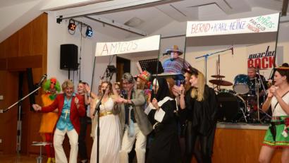 Bild: bey
Bei der Zugabe zeigt sich die große Fangemeinde der Parksteiner "Amigos" (Hans Hausner, vorne links) und Heinz Rast (vorne, Dritter von links). Die Stimmung im Festsaal erreicht den Höhepunkt.