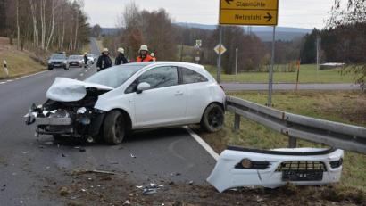 Bild: jr
Die 20-jährige Fahrerin eines Opel geriet am Samstag ins Schleudern und steuerte an die Leitplanke. Sie und ihr Beifahrer erlitten leichte Verletzungen.