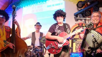 Bild: ohr
Die Juke-Heroes (von links) Anton Zweck, Sigi Knorr, Ernst Bräutigam und Reinhard Seitzbegeistern mit Oldies aus den 50er und 70er Jahren Junge und Junggebliebene im Bodensteinersaal in Stulln. 

.