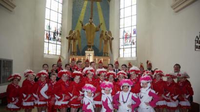 Bild: wrm
Neben Prinzengarde, Jugendgarde und Kindergarde ist auch der Elferrat zum Gottesdienst am Sonntag in St. Emmeram gekommen. Pfarrer Hubert Bartel (Zweiter von rechts) zeigt seinen Faschingsorden.