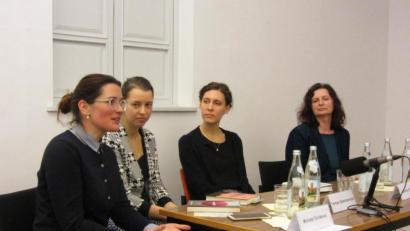 Bild: aks
Zum tschechisch-bayerischen Literaturaustausch trafen sich Michala Čičváková, Tereza Semotamová, Kristina Pfister und Patricia Preuß (von links) im Literaturhaus Oberpfalz.