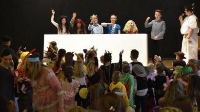 Bild: Karl Schwemmer
Der Kinderchor Ain Karem setzt das Märchen Aschenputtel in einem Sketch in Szene.